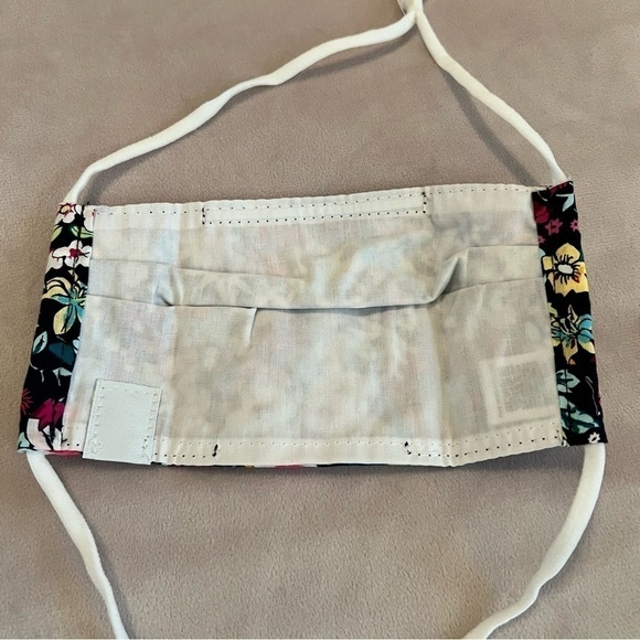 New VERA BRADLEY Itsy Ditsy Youth Mask with Adjustable Elastic - Picture 3 of 5